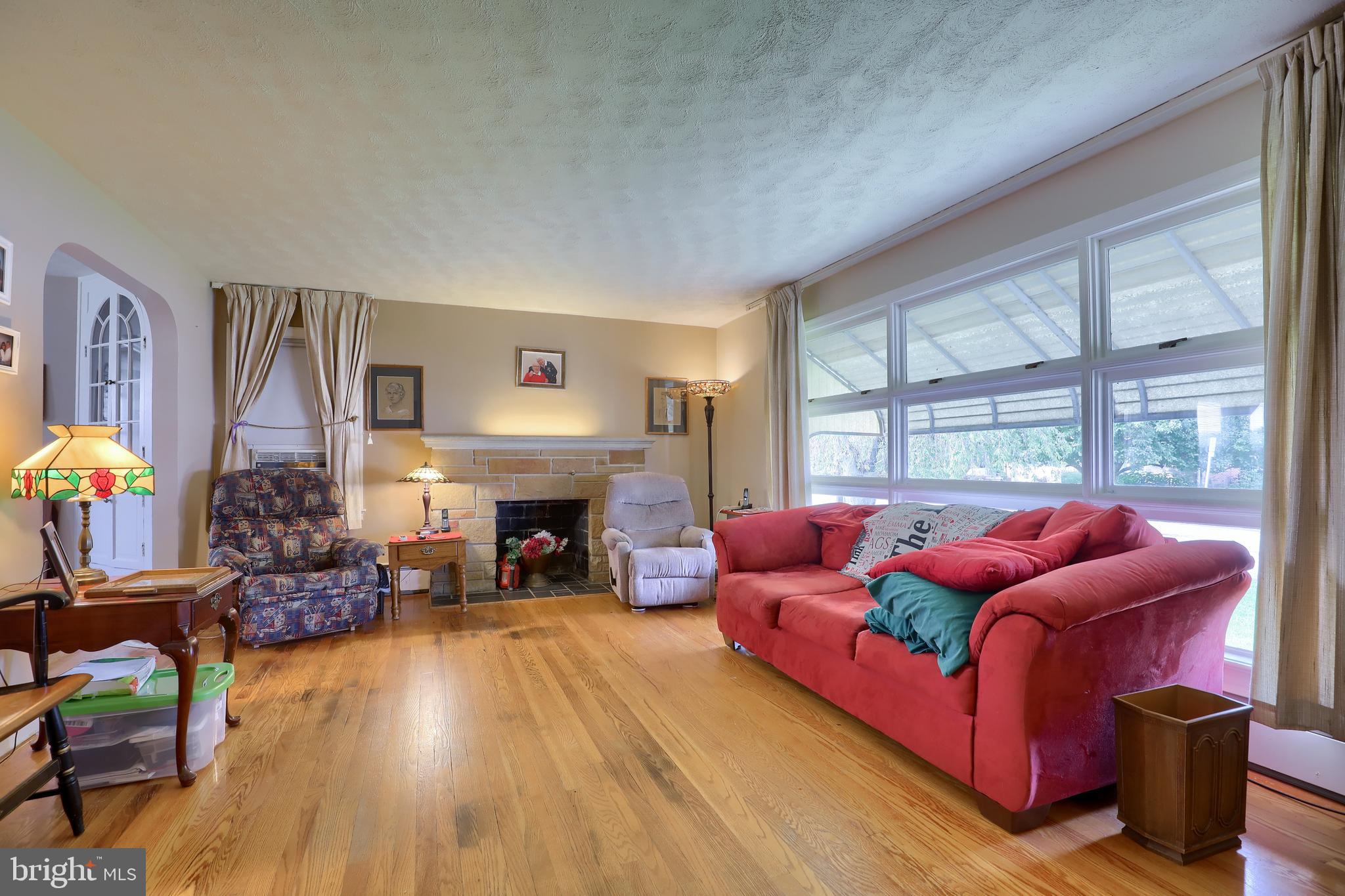 1112 Glendale Road York, PA 17403 - Photo 4 of 24 Gallery Image 4