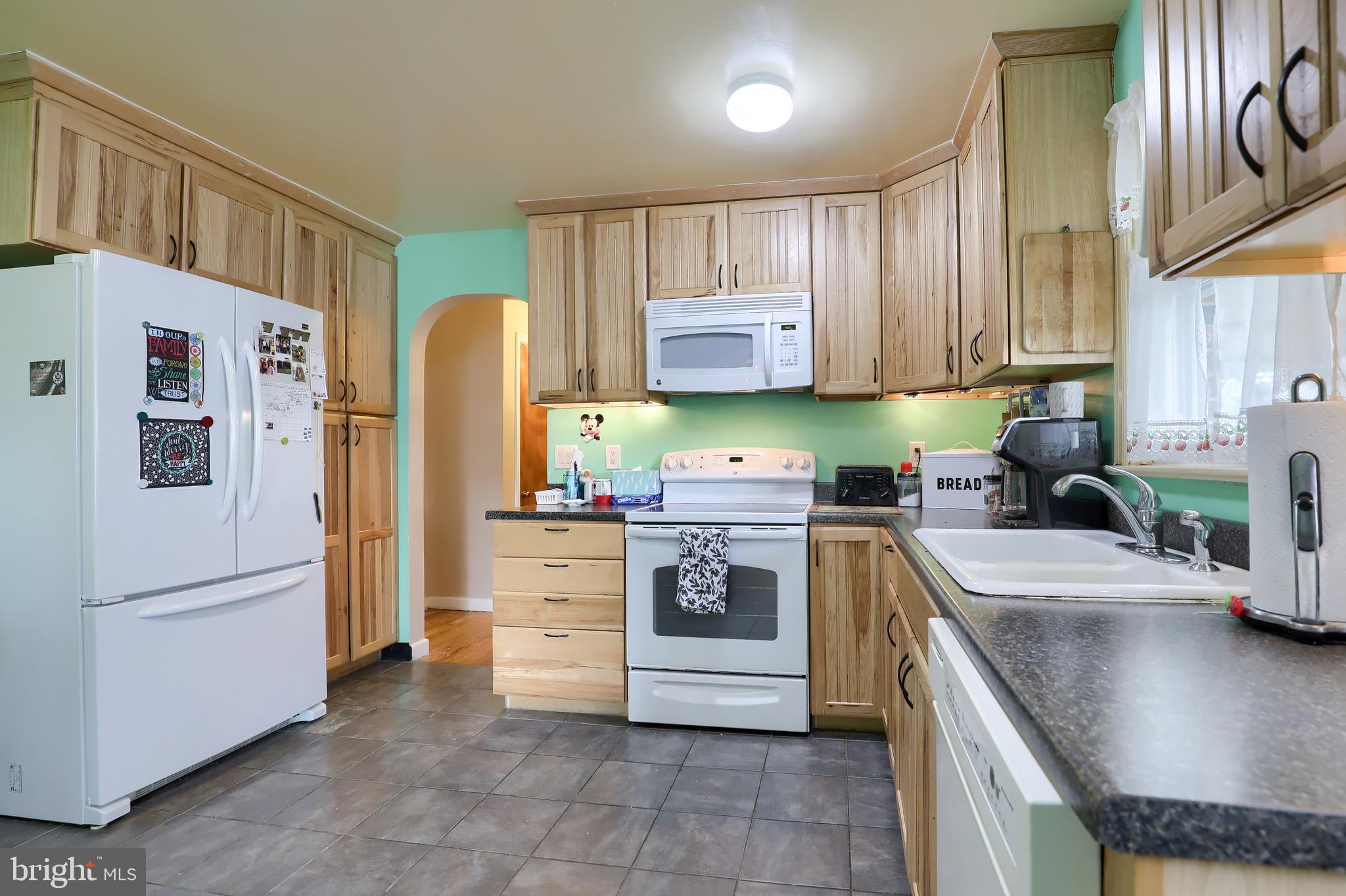 1112 Glendale Road York, PA 17403 - Photo 7 of 24 Gallery Image 7