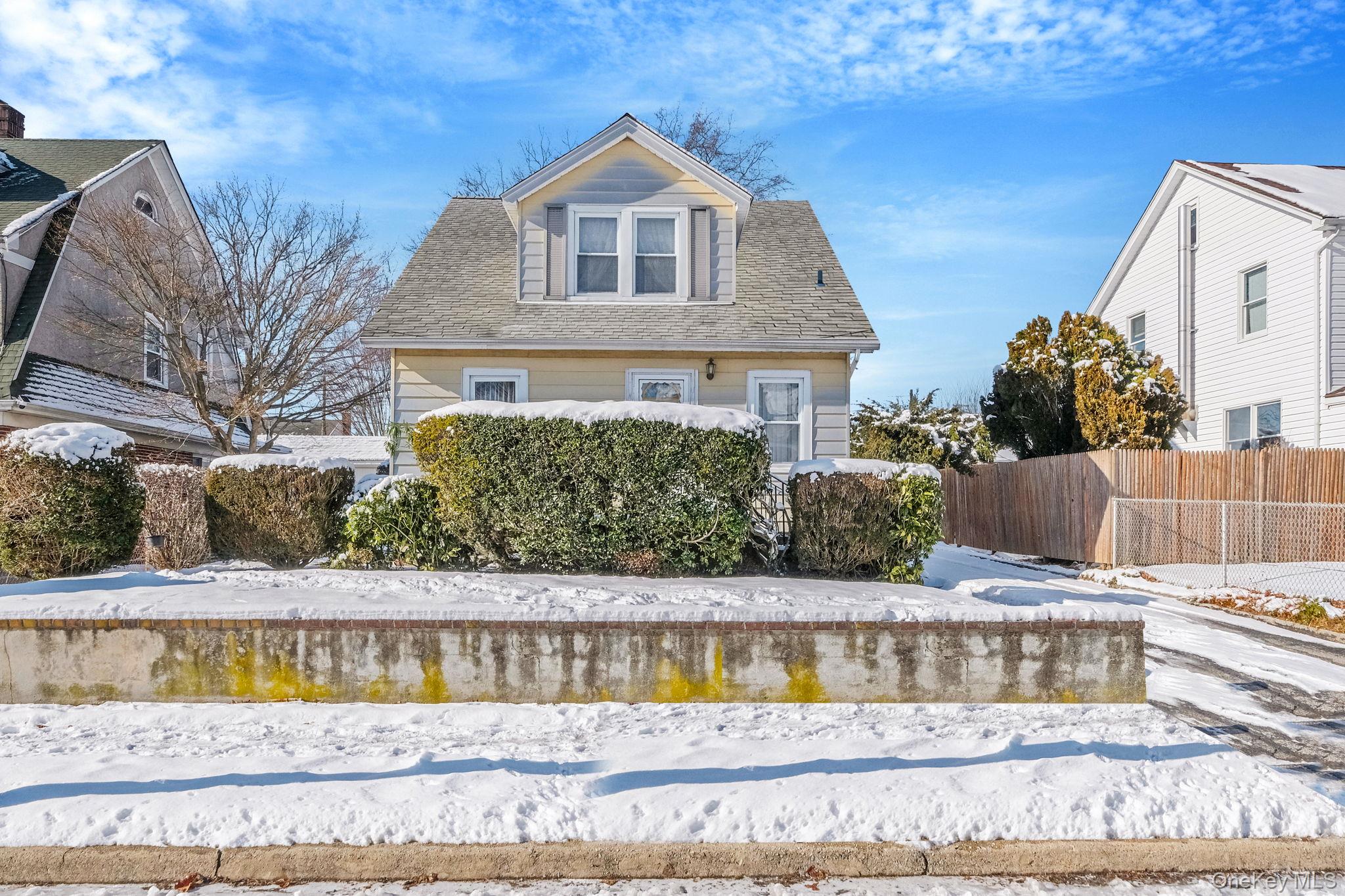 36 Frost Pond Road Glen Cove, NY 11542 - Photo 2 of 44