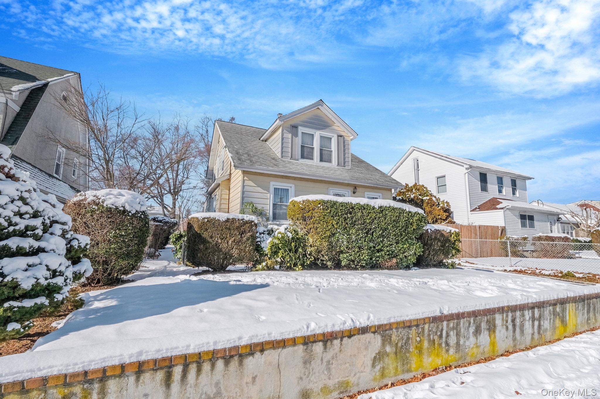 36 Frost Pond Road Glen Cove, NY 11542 - Photo 3 of 44