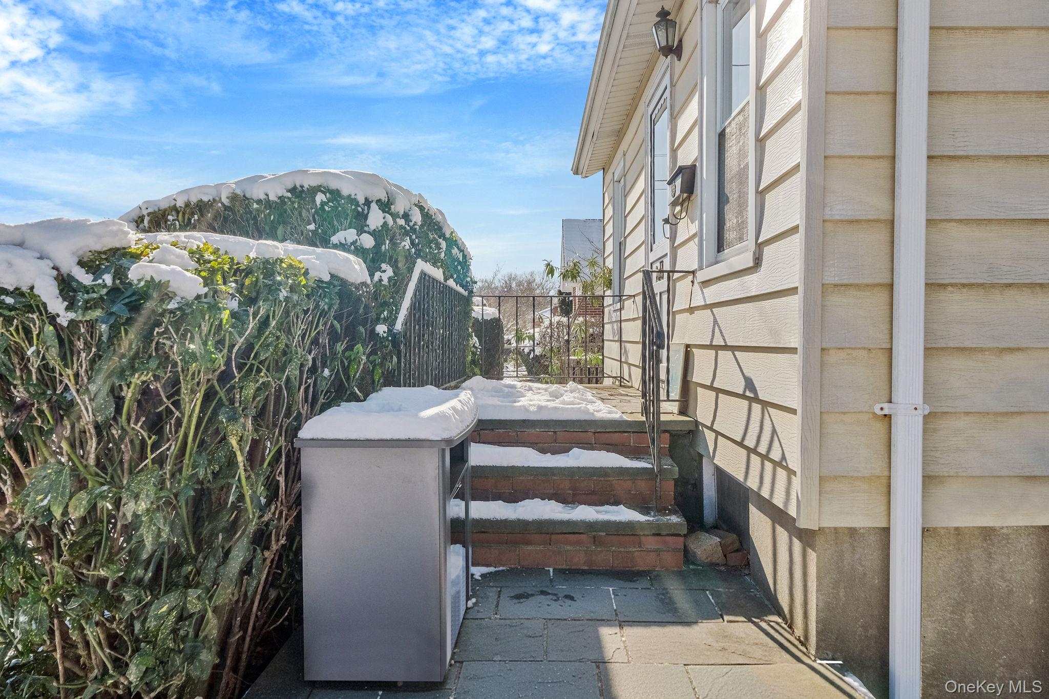 36 Frost Pond Road Glen Cove, NY 11542 - Photo 4 of 44