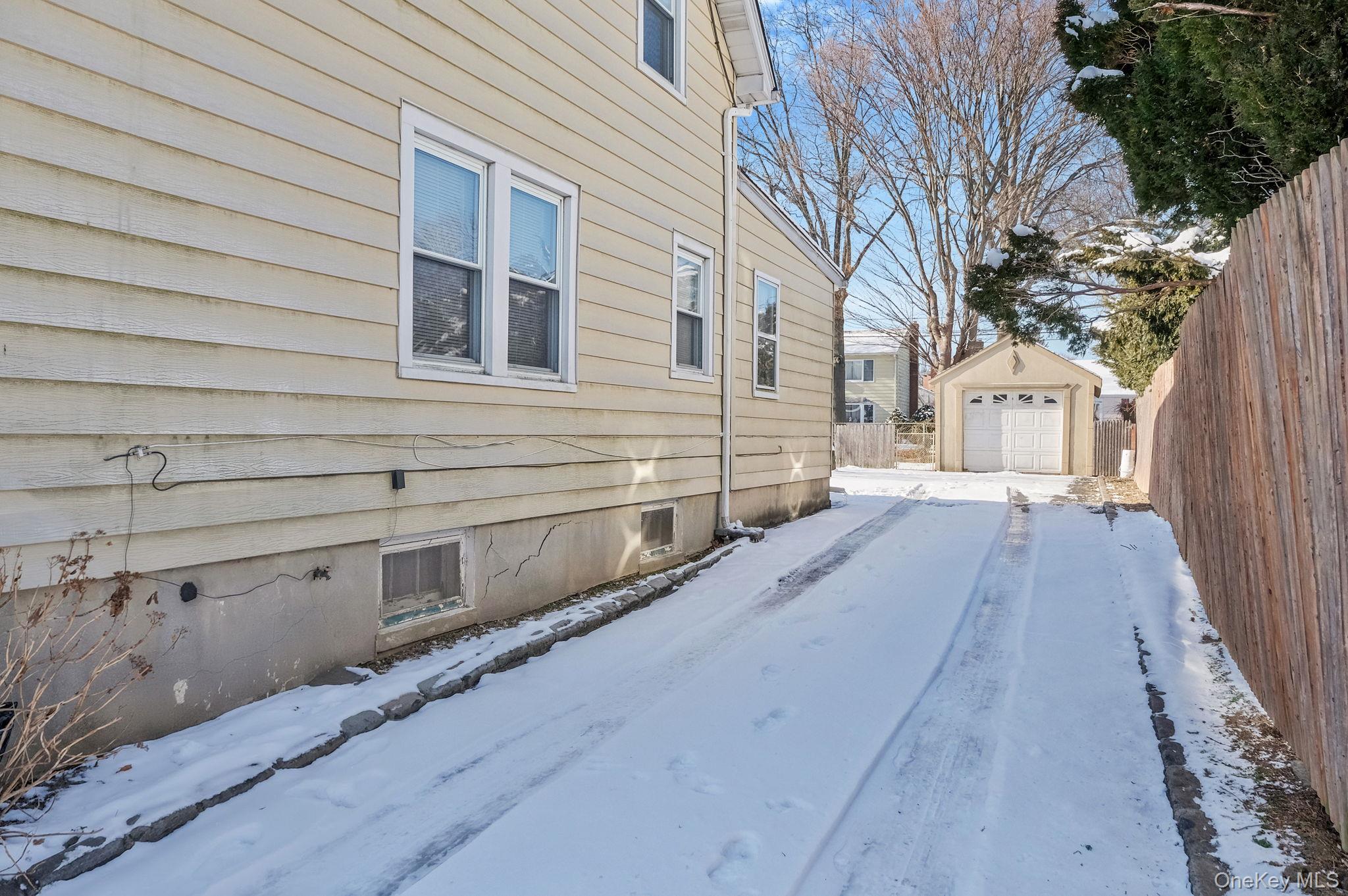 36 Frost Pond Road Glen Cove, NY 11542 - Photo 5 of 44