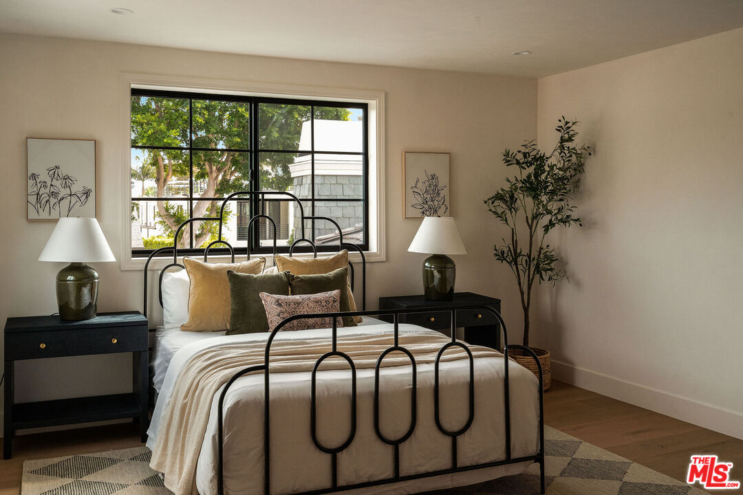 851 Dickson Street Marina del Rey, CA 90292 - Photo 36 of 39 a bedroom with a bed and a window