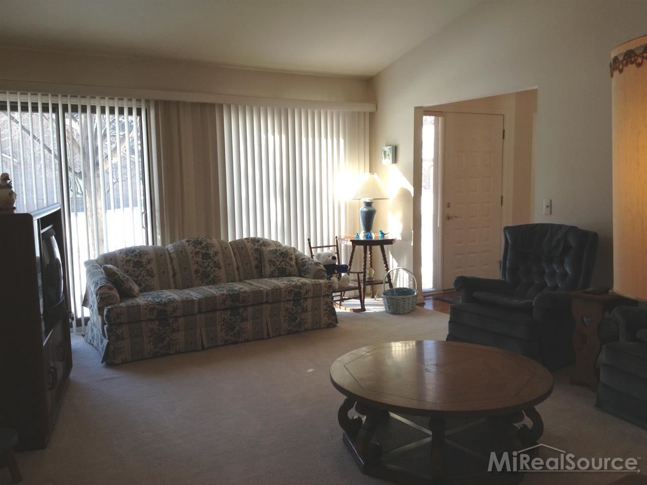 2185 London Bridge Drive Rochester, MI 48307 - Photo 5 of 8 GREAT ROOM