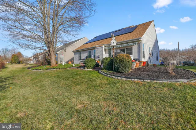 a view of a yard with a house