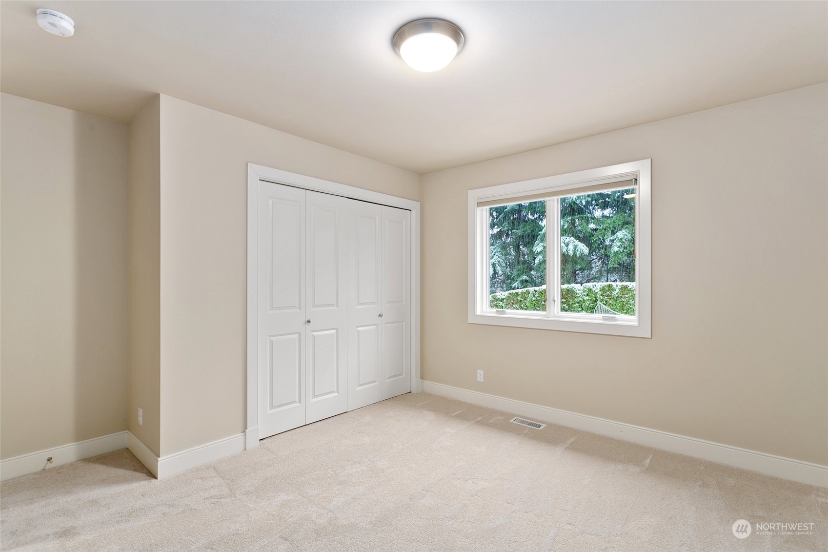 573 Saddleback Loop Way Northwest Issaquah, WA 98027 - Photo 30 of 40 an empty room with a window