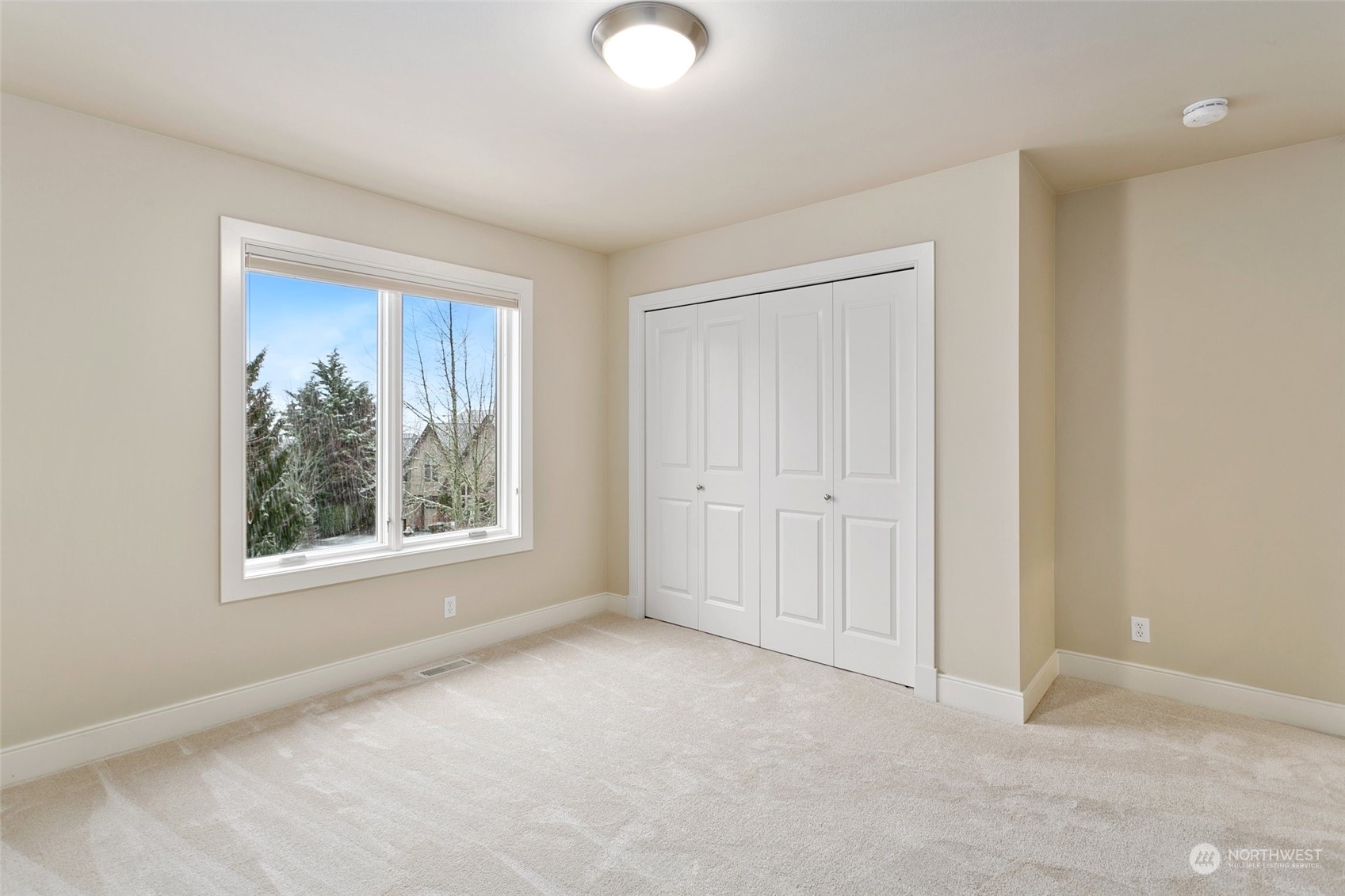 573 Saddleback Loop Way Northwest Issaquah, WA 98027 - Photo 31 of 40 an empty room with windows and closet