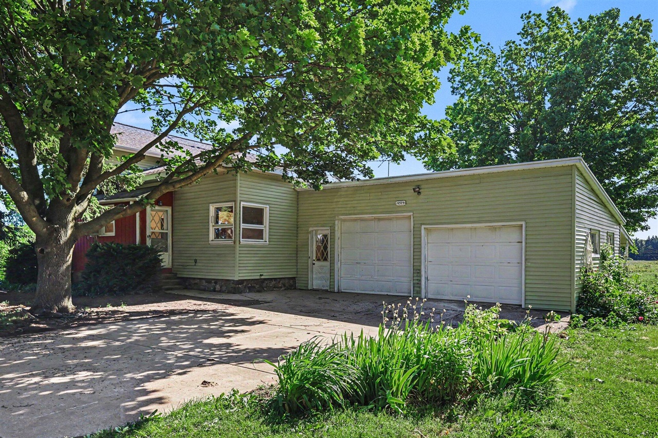 6923 Young Road Bellevue, MI 49021 - Photo 3 of 36