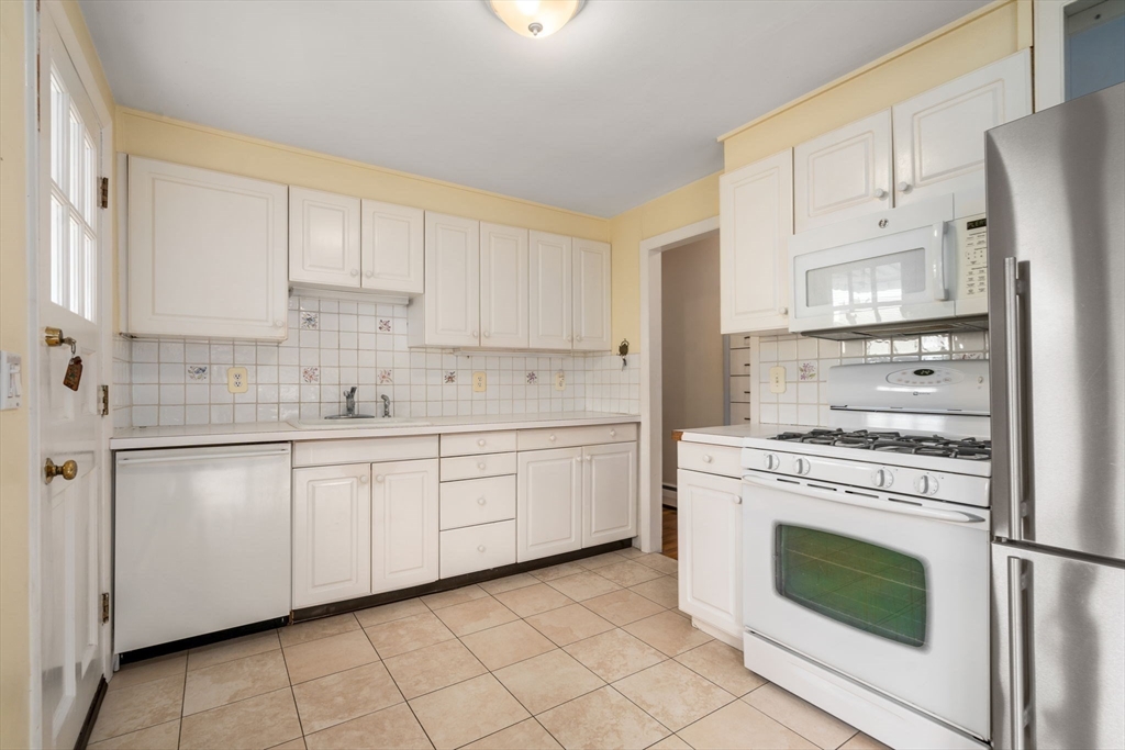 39 Augustus Road Waltham, MA 02452 - Photo 6 of 20 Gallery Image 6