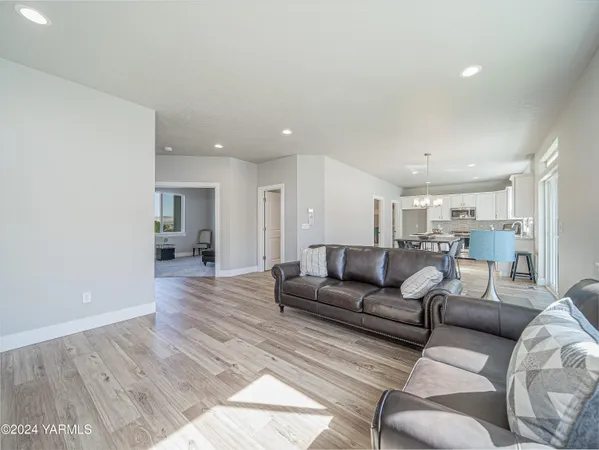 $499,950 | 1323 West Pax Court, Sunnyside, WA 98944