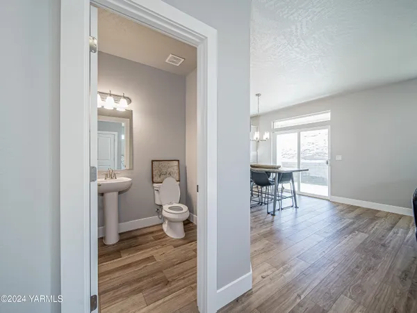 $499,950 | 1323 West Pax Court, Sunnyside, WA 98944