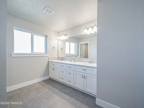 $499,950 | 1323 West Pax Court, Sunnyside, WA 98944