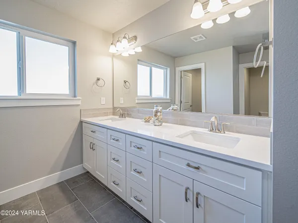 $499,950 | 1323 West Pax Court, Sunnyside, WA 98944