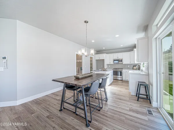 $499,950 | 1323 West Pax Court, Sunnyside, WA 98944