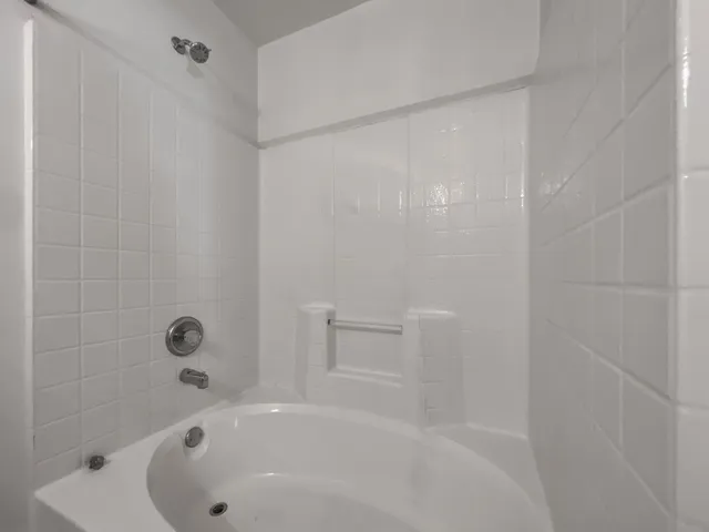 $2,000 | 327 Chateau Woods Pkwy Drive, Conroe, TX 77385