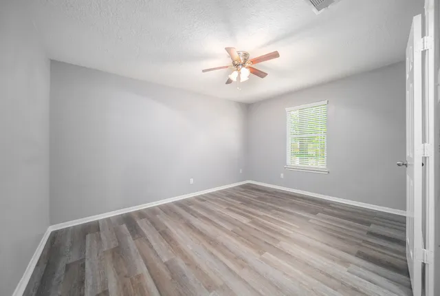 $2,000 | 327 Chateau Woods Pkwy Drive, Conroe, TX 77385