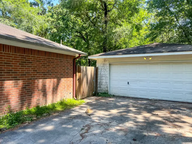$2,000 | 327 Chateau Woods Pkwy Drive, Conroe, TX 77385