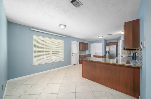 $2,000 | 327 Chateau Woods Pkwy Drive, Conroe, TX 77385