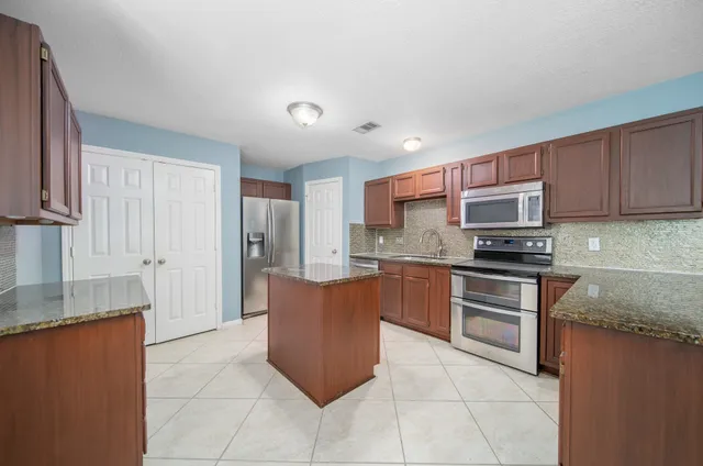 $2,000 | 327 Chateau Woods Pkwy Drive, Conroe, TX 77385