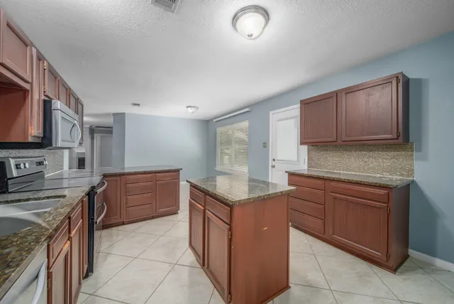 $2,000 | 327 Chateau Woods Pkwy Drive, Conroe, TX 77385