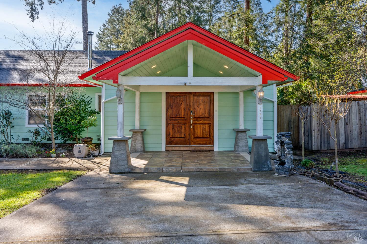 1701 Hickory Court Ukiah, CA 95482 - Photo 2 of 31 a front view of house with yard