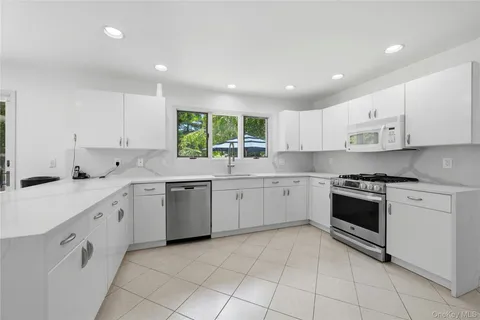 $1,750,000 | 4 Laurelwood Court, Dix Hills, NY 11746