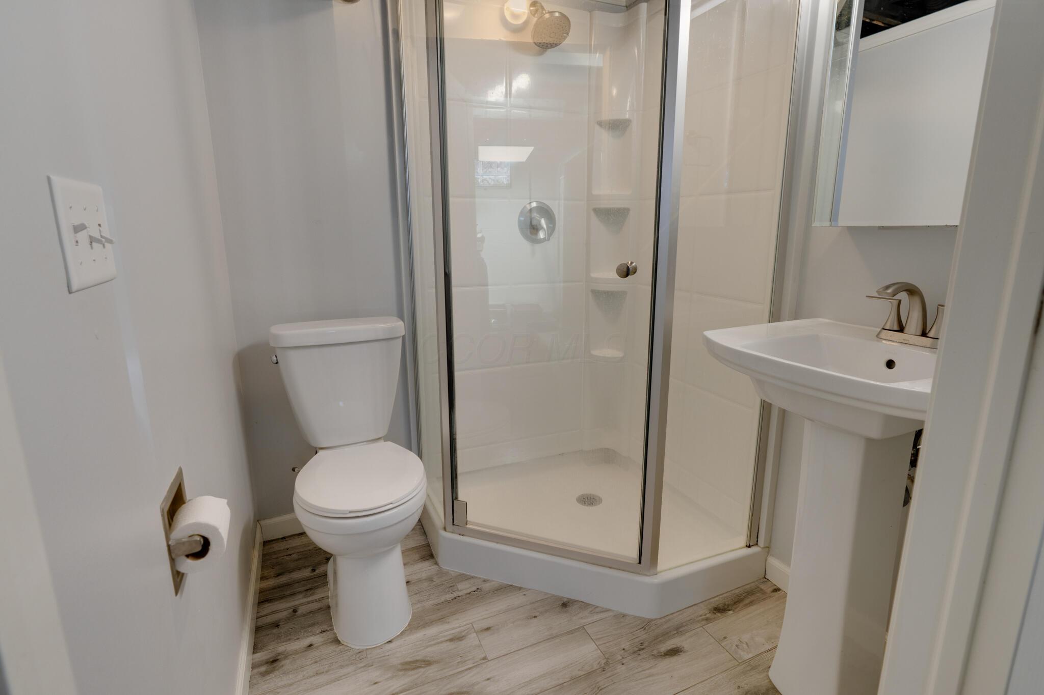 876 Thomas Road Columbus, OH 43212 - Photo 20 of 23 Full bathroom