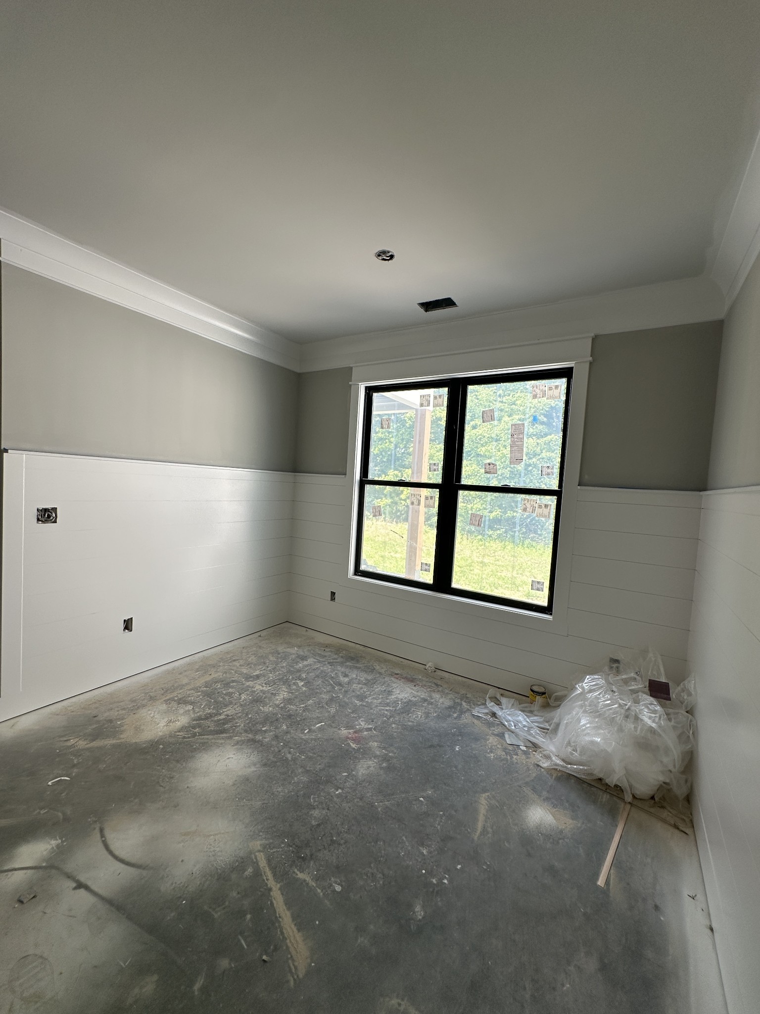 933 Ovoca Lake Road Tullahoma, TN 37388 - Photo 7 of 34 an empty room with windows