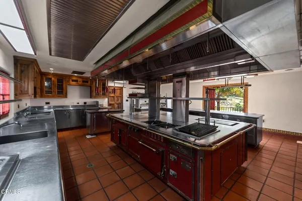 $58,000,000 | 2940 Kuehner Drive, Simi Valley, CA 93063