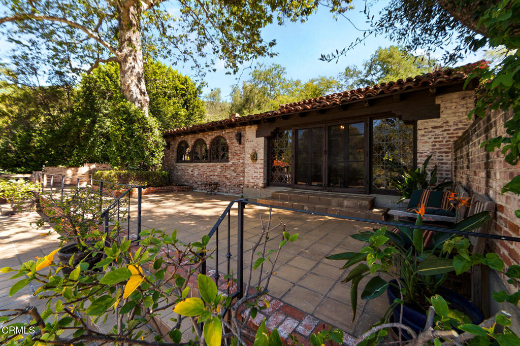 2940 Kuehner Drive Simi Valley, CA 93063 - Photo 74 of 75 a backyard of a house with lots of green space