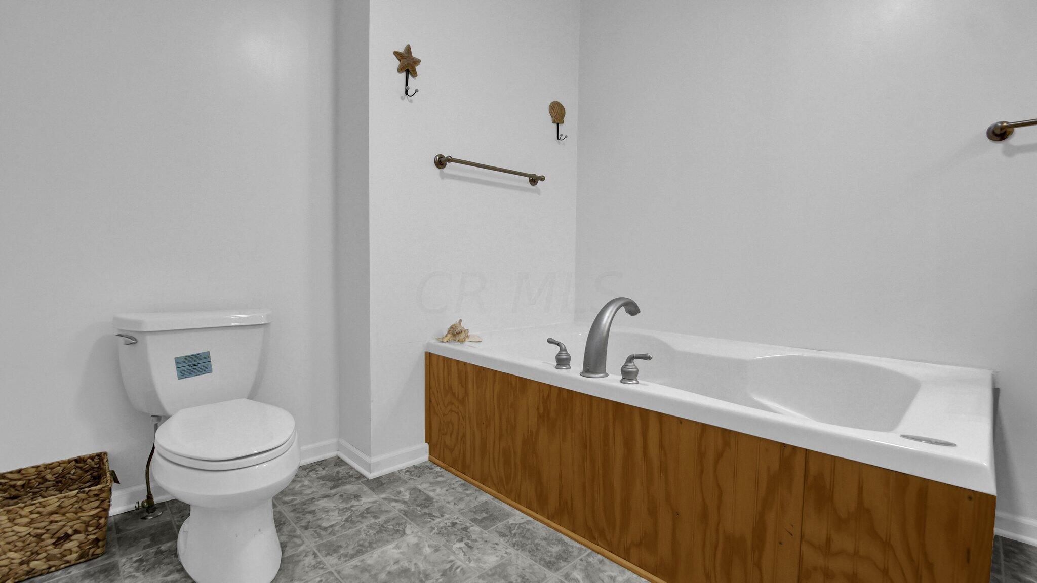 88 Reeb Avenue Columbus, OH 43207 - Photo 19 of 31 Owner's Bath