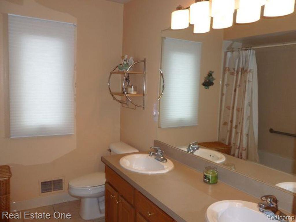 3875 Fawn Drive Rochester, MI 48306 - Photo 38 of 50 Main Bath with Double Sinks