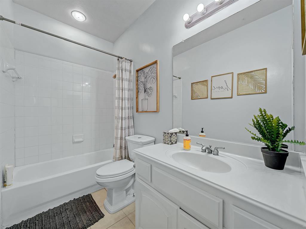 4332 Millsop Drive Carrollton, TX 75010 - Photo 3 of 37 a bathroom with a sink a toilet and a bathtub