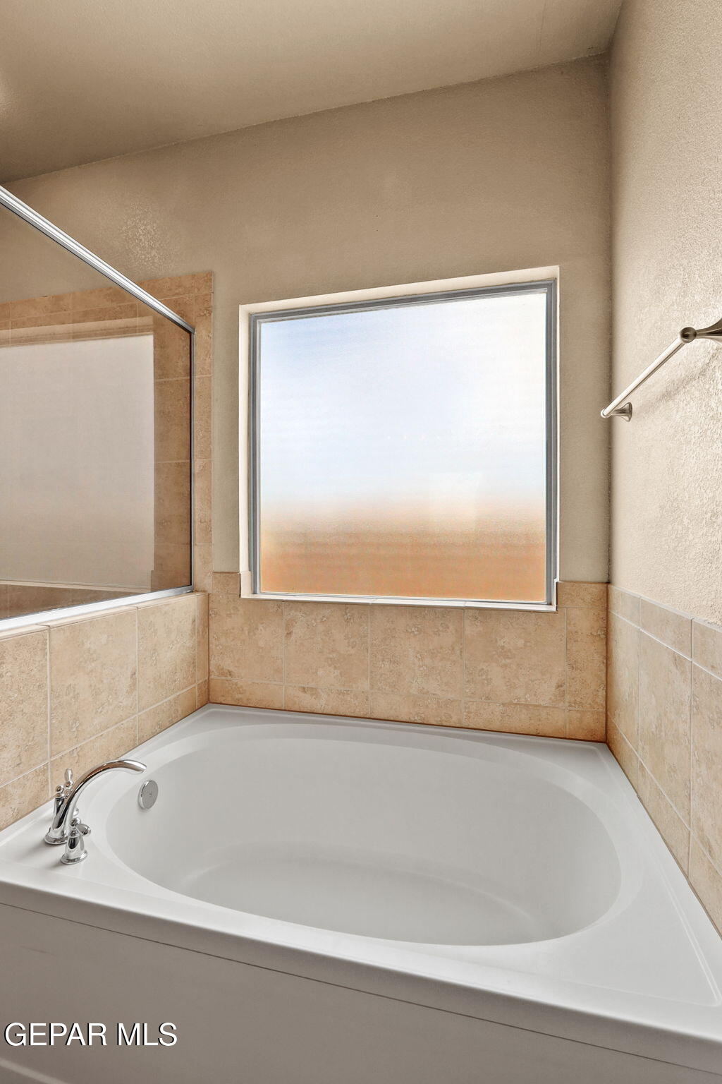 14353 Arabian Point El Paso, TX 79938 - Photo 23 of 48 a bathroom with a bathtub