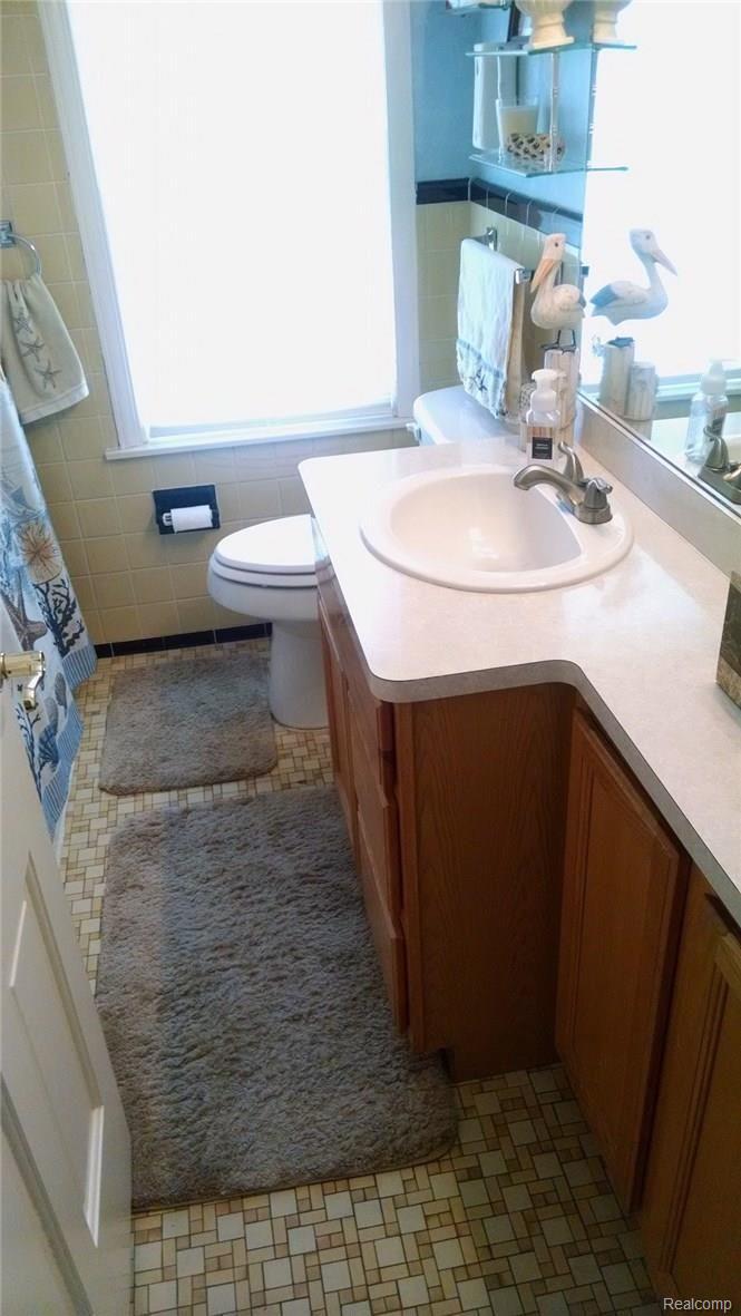 15714 Champaign Road Allen Park, MI 48101 - Photo 10 of 24 UPDATED MAIN FLOOR FULL BATH.