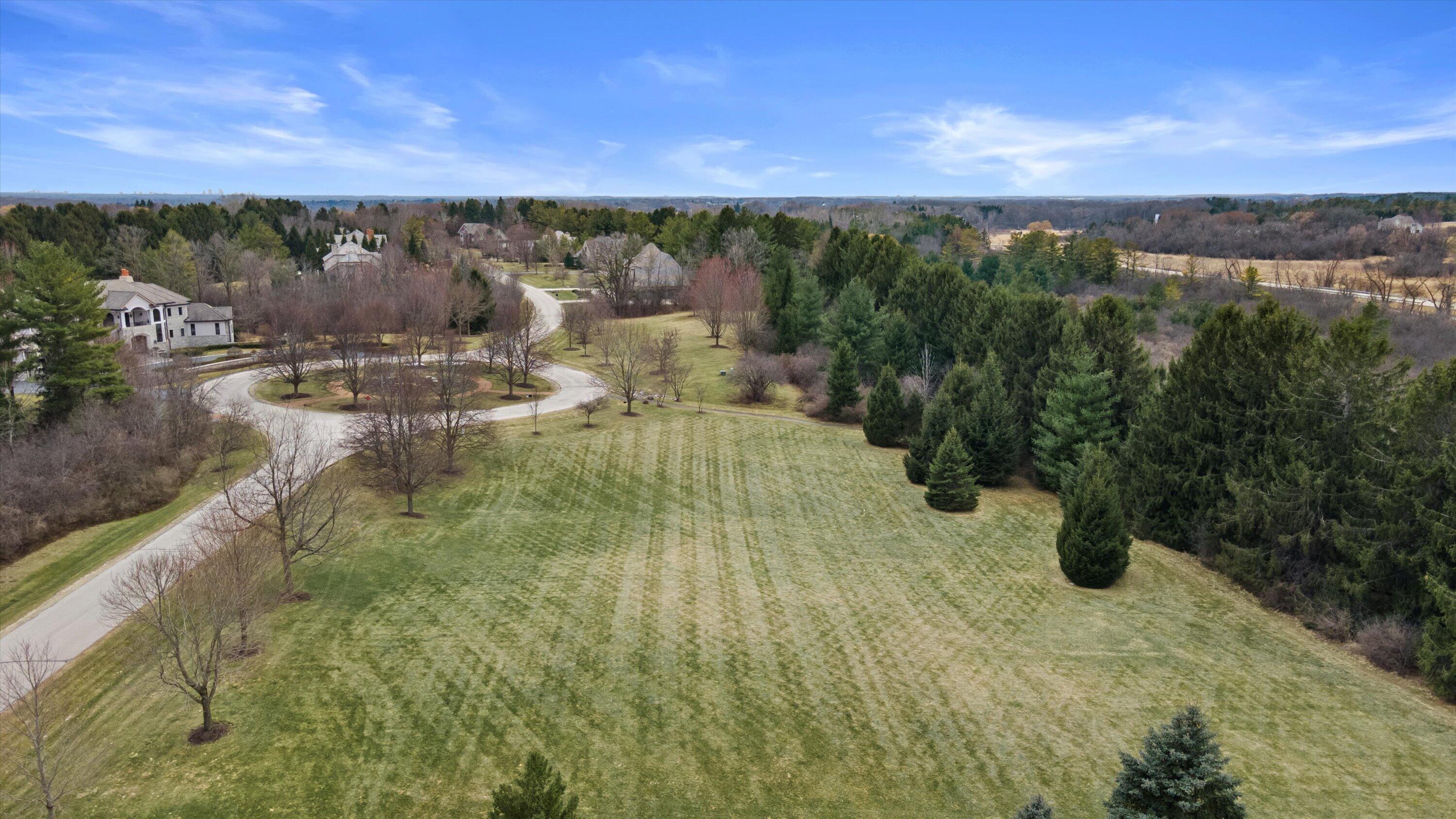 13965 North Pine Bluff Road Mequon, WI 53097 - Photo 4 of 14 Beautifully maintained