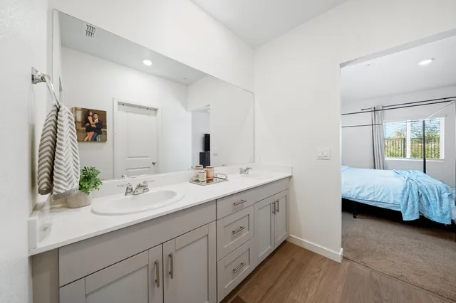 a en suite bathroom with a double vanity sink and mirror