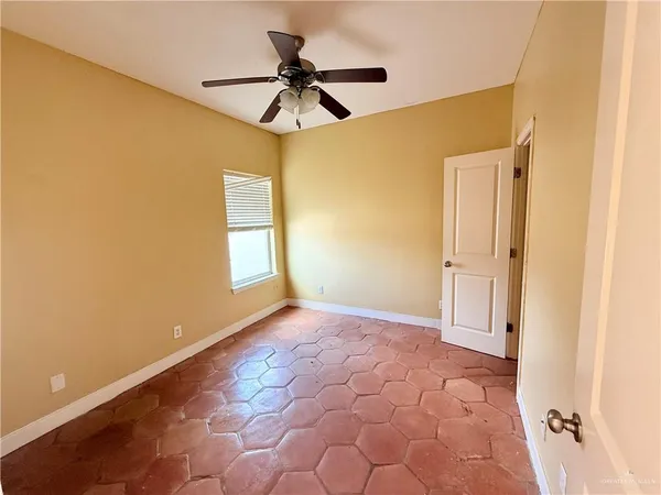 a view of empty room with a ceiling fan