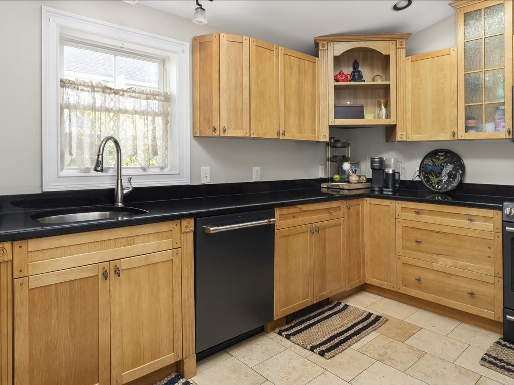 18 Chester Avenue, Unit 1 Westerly, RI 02891 - Photo 5 of 39