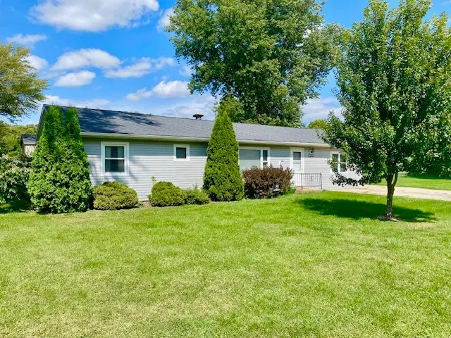 a view of a house with backyard and garden