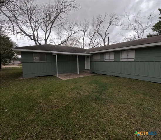 $1,300 | 218 North 4th, Ganado, TX 77962