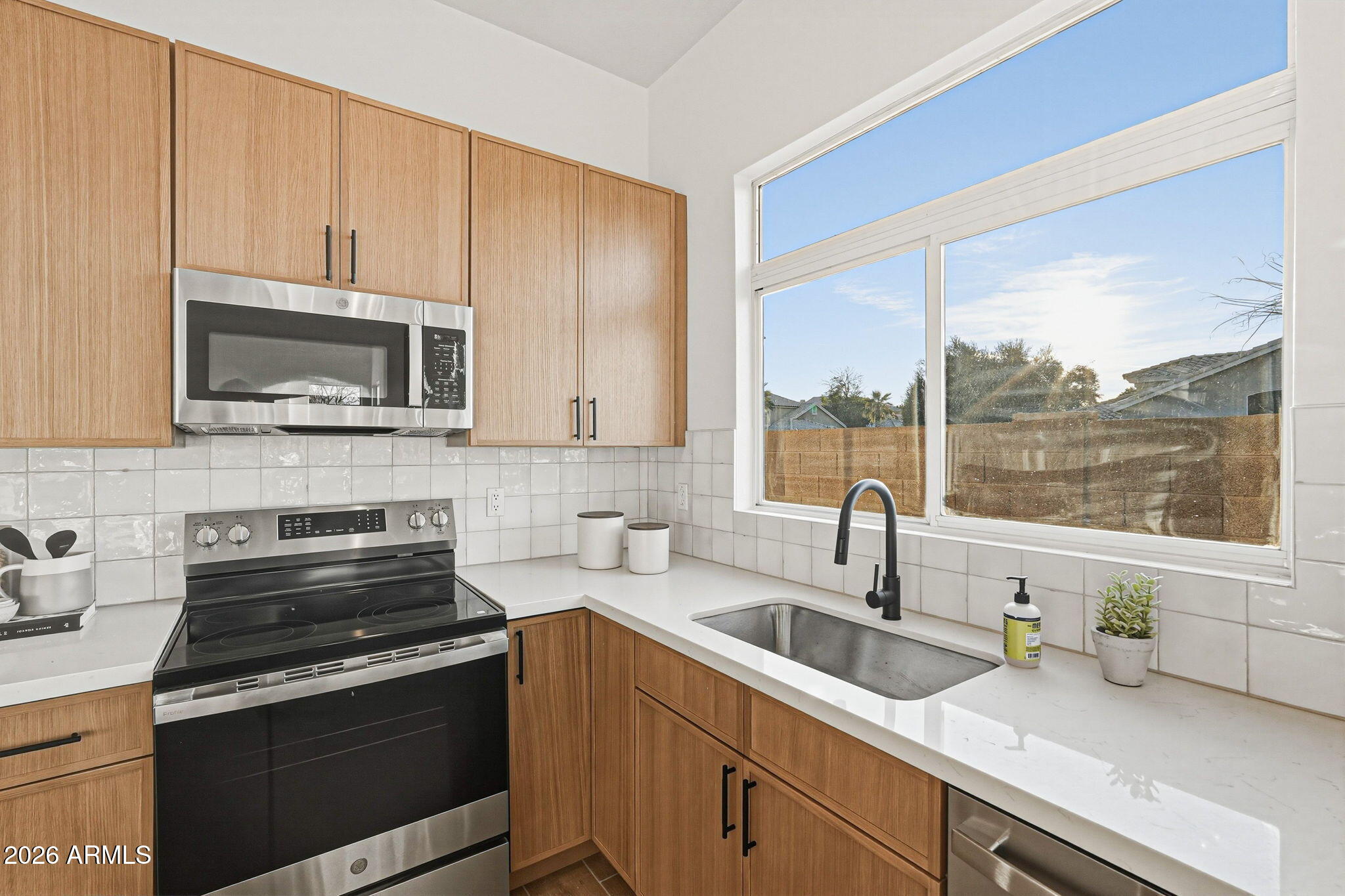 342 West El Freda Road Tempe, AZ 85284 - Photo 16 of 42 Kitchen