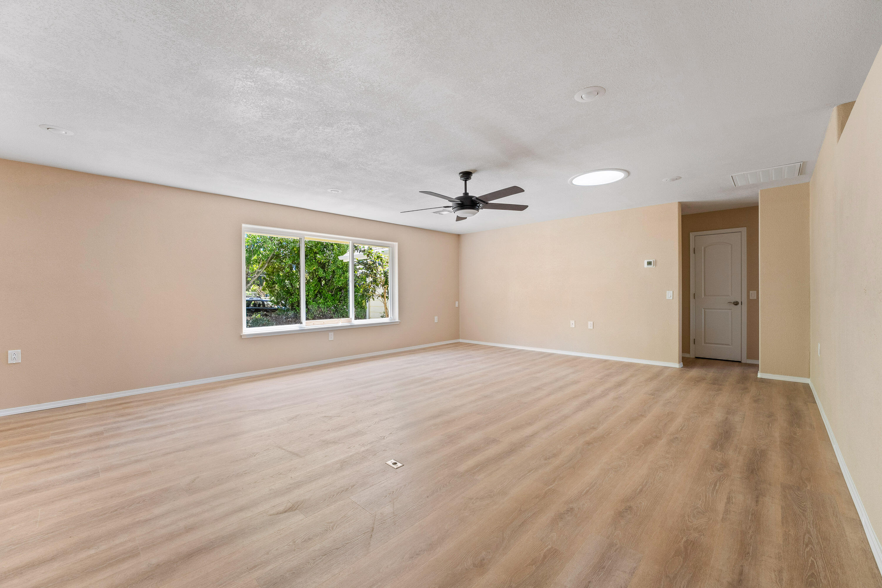 1692 Leonard Road Grants Pass, OR 97527 - Photo 14 of 36 Living Room