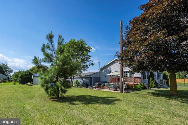 a view of a house with backyard and a garden