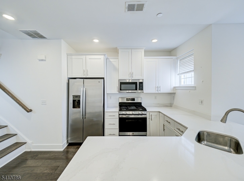 67 Veterans Way Morris Plains, NJ 07950 - Photo 9 of 33