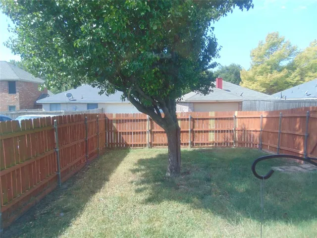 a view of a backyard