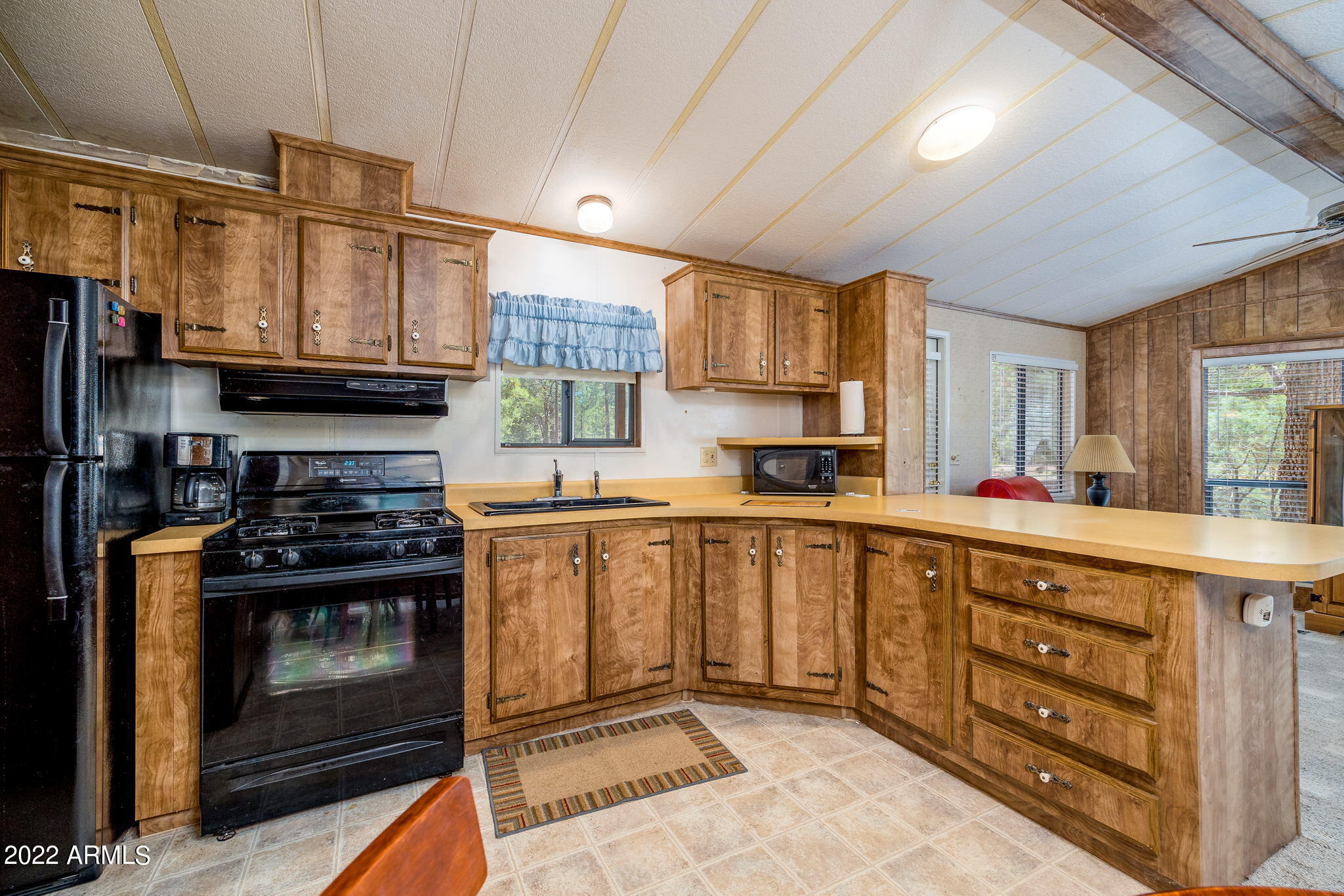 2953 Hunters Road Overgaard, AZ 85933 - Photo 3 of 17 KITCHEN