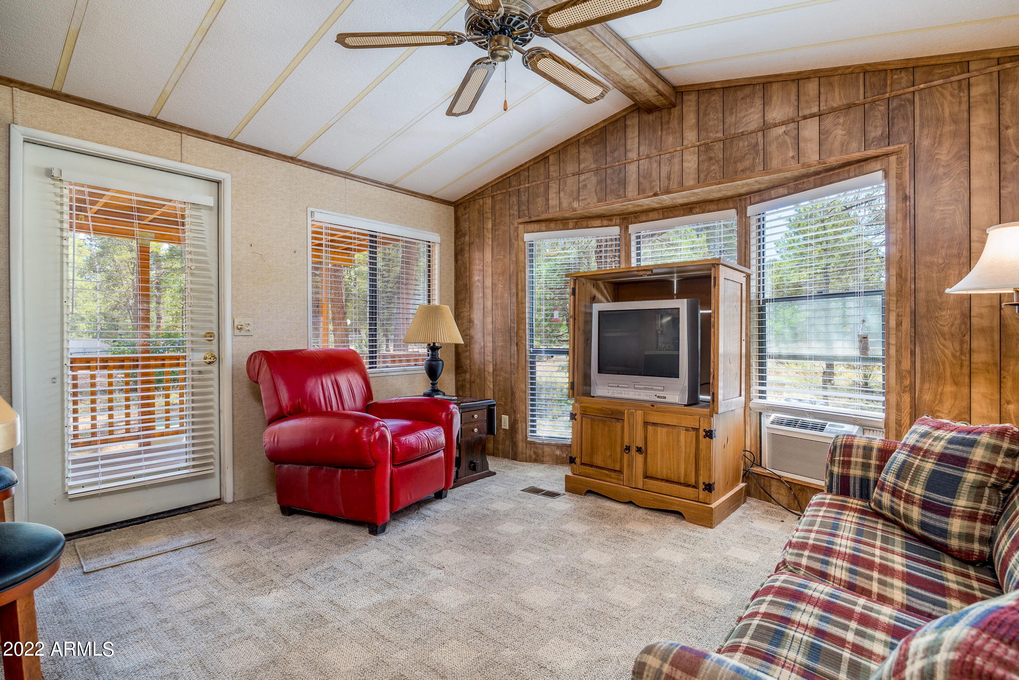 2953 Hunters Road Overgaard, AZ 85933 - Photo 5 of 17 GREAT ROOM