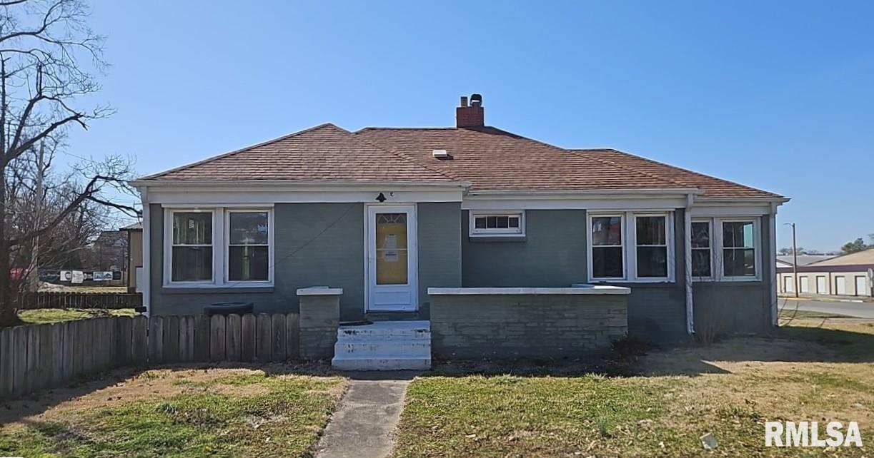 200 West Delaware Street Fairfield, IL 62837 - Photo 2 of 20 a front view of a house with a yard