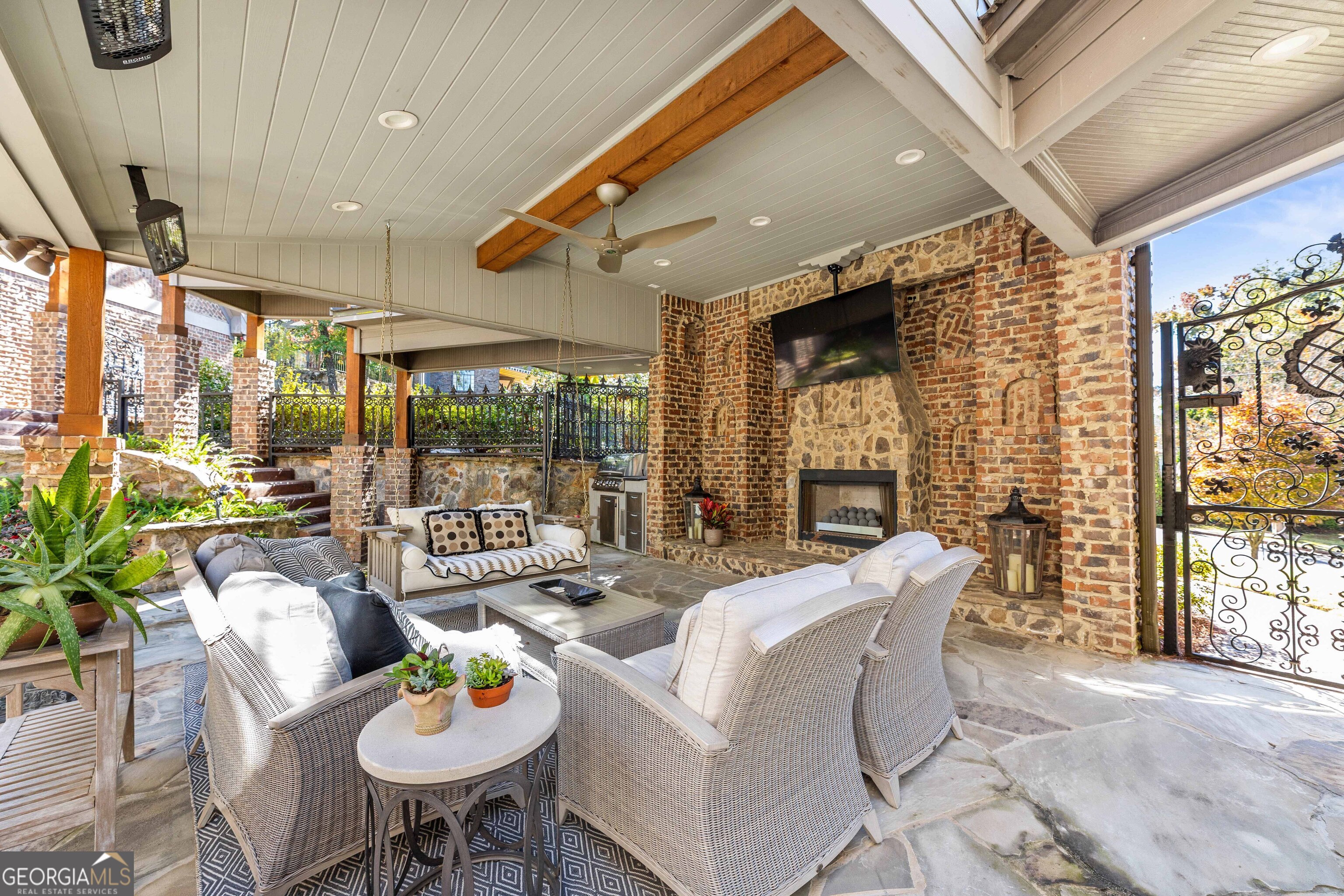 2000 Poplar Drive Columbus, GA 31906 - Photo 30 of 33 a living room with furniture and a large window